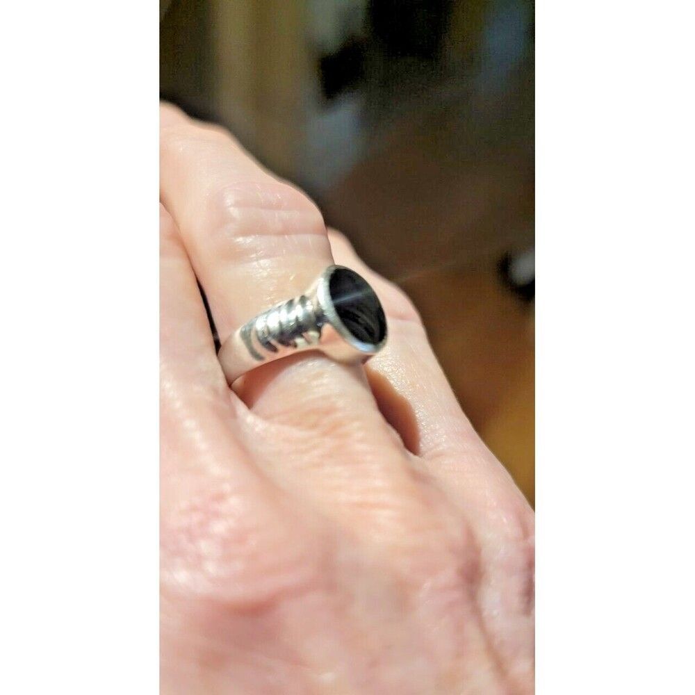 Black Onyx hand crafted Sterling Silver Ring Bezel set Chevron accents VTG, sz 7